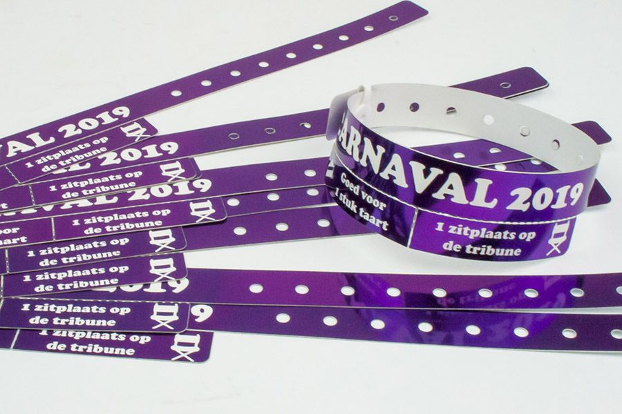 polsbandjes met 2 afscheurbare vouchers met een inverted foliedruk in paars